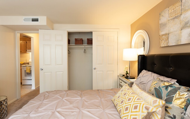 2BR, 1BA - 643 SF