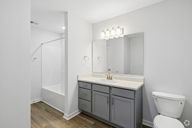 2BR, 2BA - 1,089SF - Second Bathroom