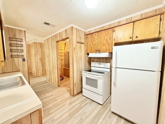 Photo - Charming 2-Bedroom Cottage On 1.25 Acres