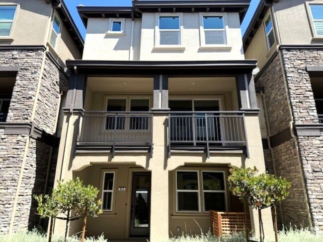 Building Photo - Brand New Townhome in Moonstone Community ...