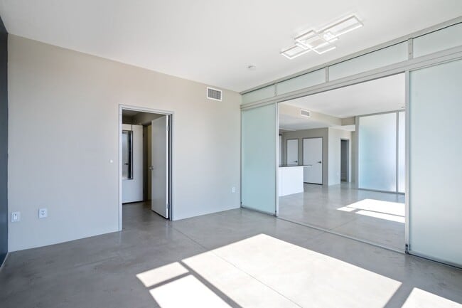 Photo - 285 W 6th St Unidad 518