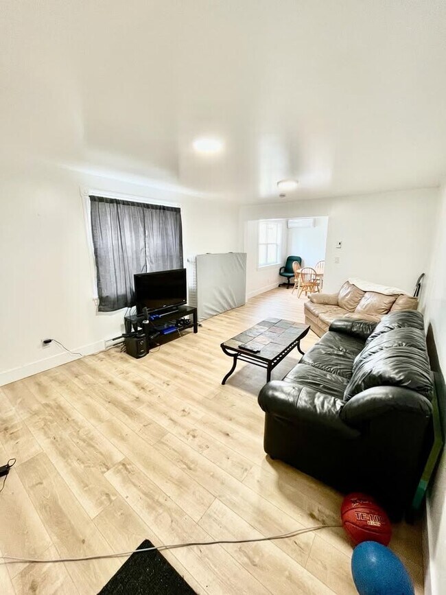 Photo - 285 St John St