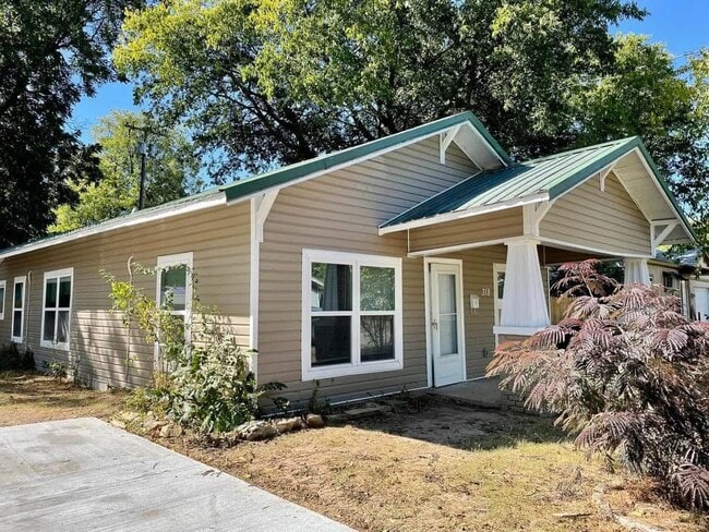 Photo - 318 7th Ave NW