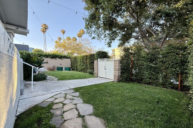 Photo - 815 N Hobart Blvd Casa