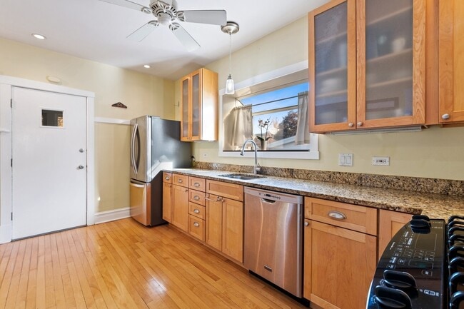 Photo - 1760 Henley St