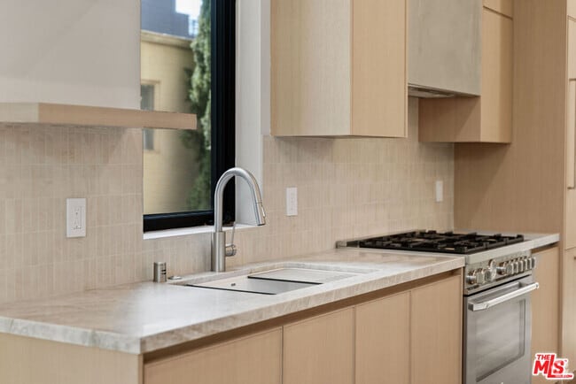 Building Photo - 426 Arnaz Dr Rental