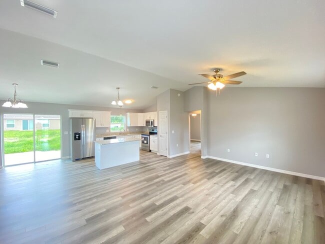 Photo - Desirable SW Ocala Neighborhood 3/2/2 **WON'T LAST**