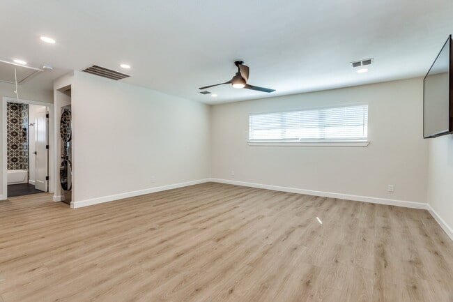 Photo - Great 2 bedroom upstairs unit - Available Summer 2026