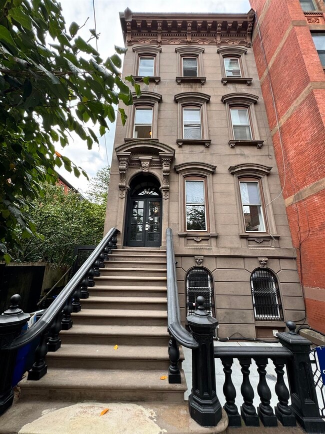 Building Photo - 325 Montgomery St Unit 2