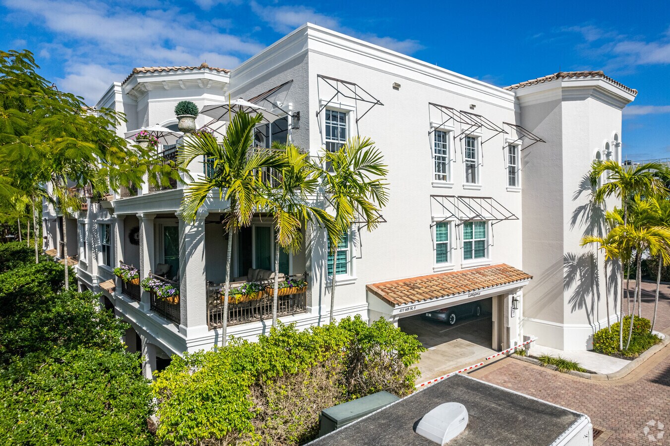 411 6th St S - La Majorca Apartments
