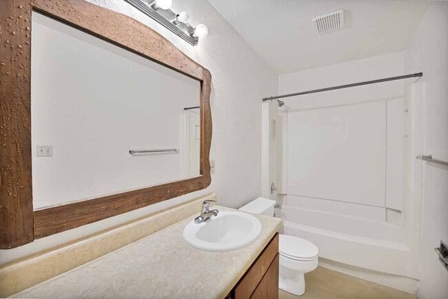 Building Photo - Cozy 1-Bedroom Apartment on a Quiet Clifto...