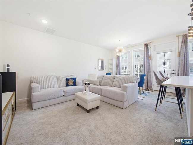 Building Photo - 44 Leahy Dr
