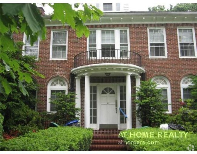 Building Photo - Spacious 4 Bed Right In Chestnut Hill Rental