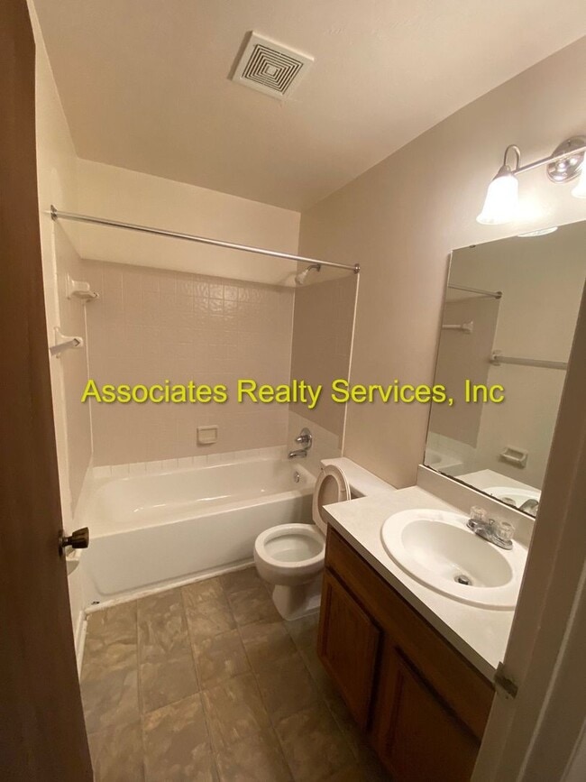 Photo - Cute Foxmoor 2/1.5 Townhome