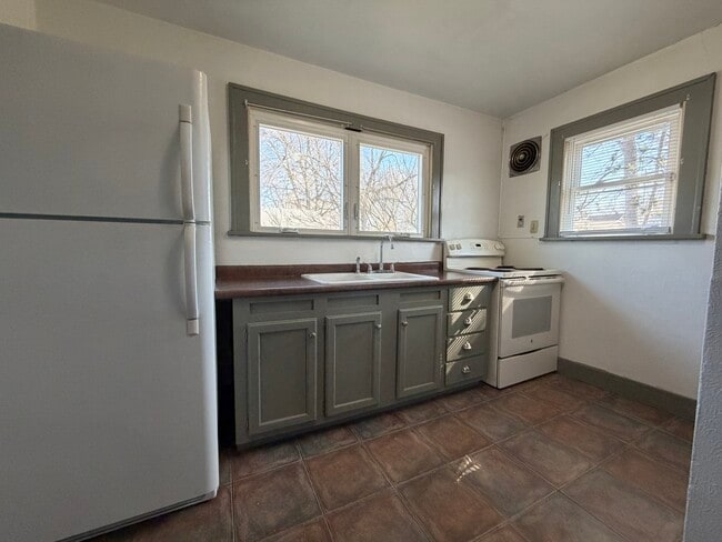 Photo - 136 E Woodside St