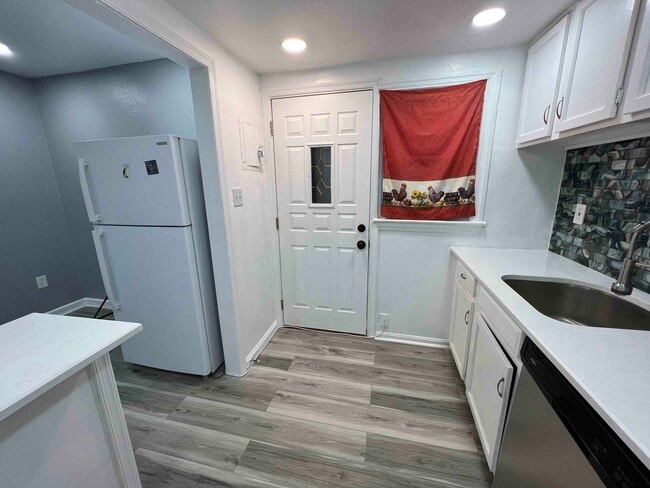 Photo - 2537 Iverson St