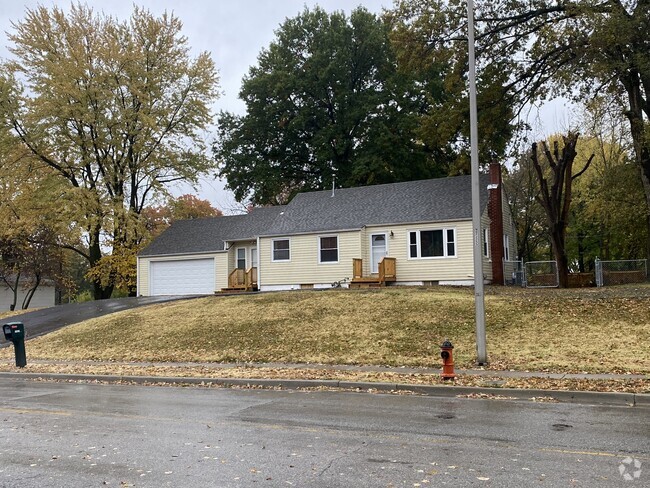 Building Photo - 1325 NE Englewood Rd Rental