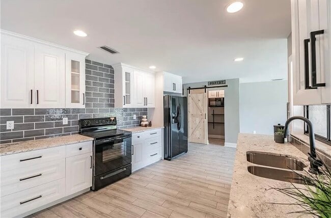 11717 Rolling Oaks Ln