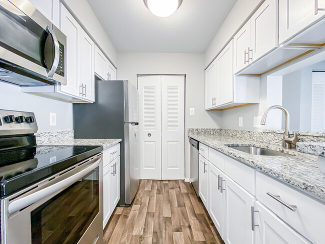 Upgraded Kitchen - Hunters Chase Apartments