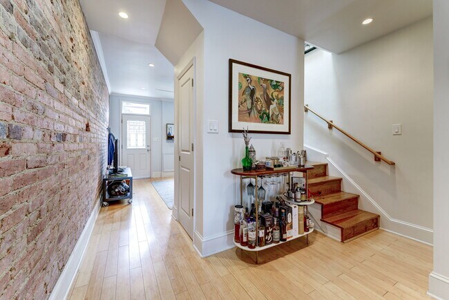 ¡El plano de piso abierto permite decorar de muchas maneras! - 602 14th Pl NE