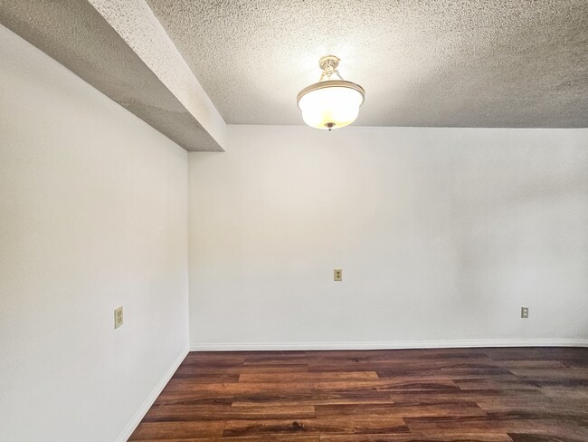 Photo - 1515-1536 36 St SE