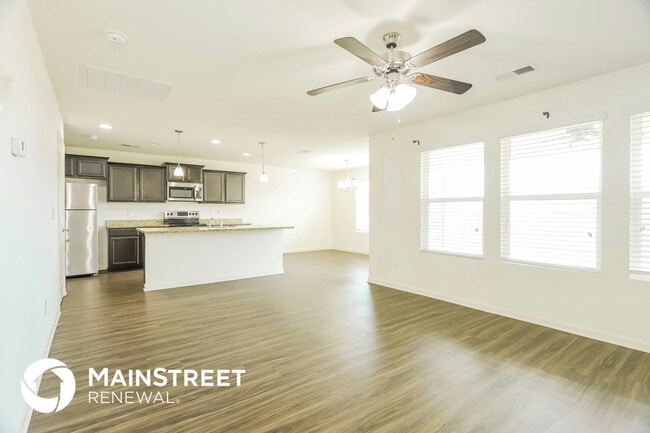 Photo - 940 Hawthorn Ln