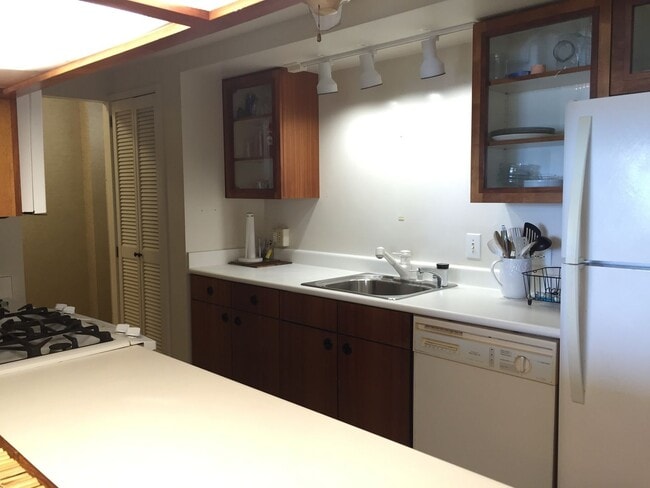 2405 Kalaniana'ole Street #507