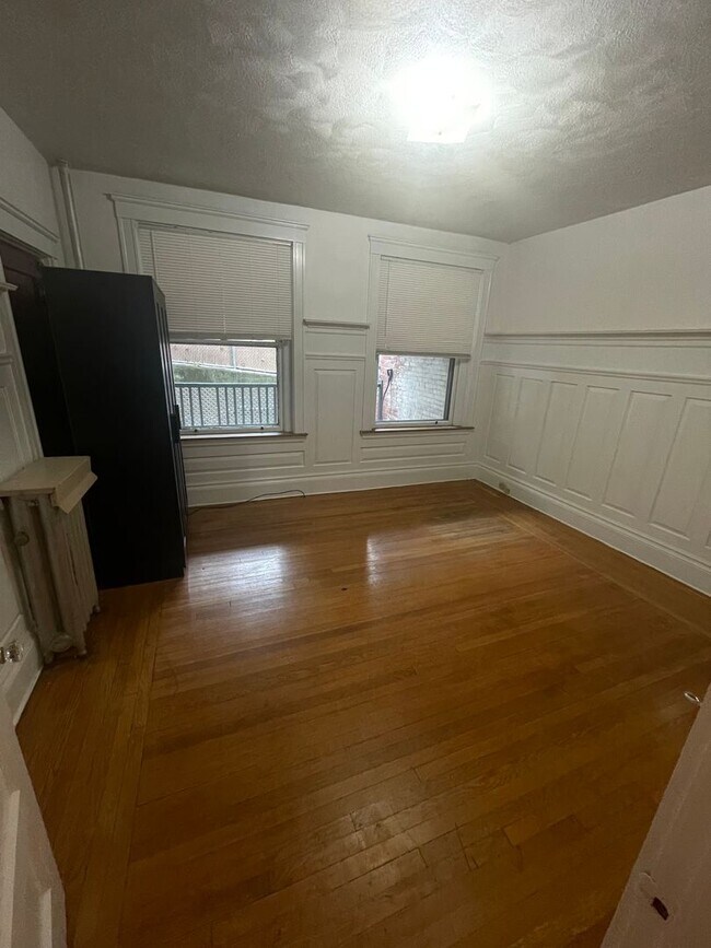 Photo - 1687 Beacon St