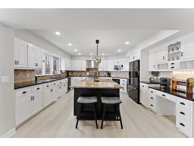 Photo - 5720 Oakview Ln N