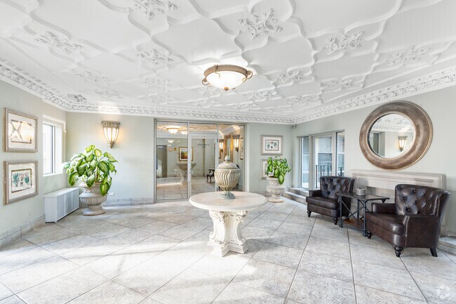 Photo - Renaissance - 901 W Argyle St