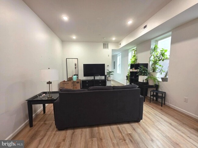 Building Photo - 742 S 4th St Unit 2R