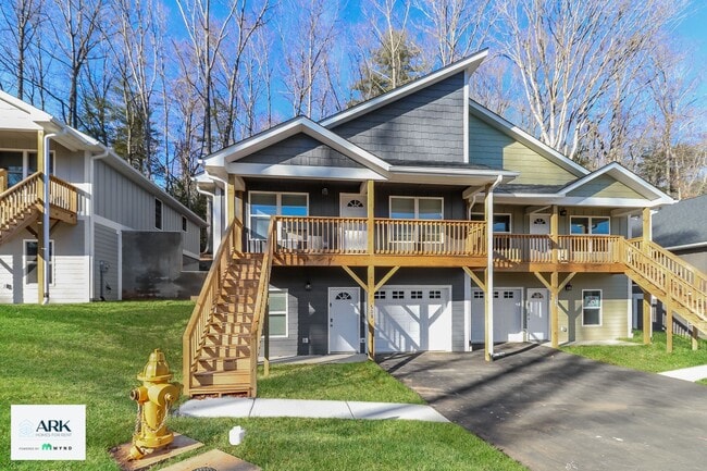 440 Little Sycamore Ln