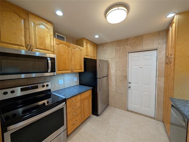 Photo - 608 NE 2nd St Unidad 136 Rental