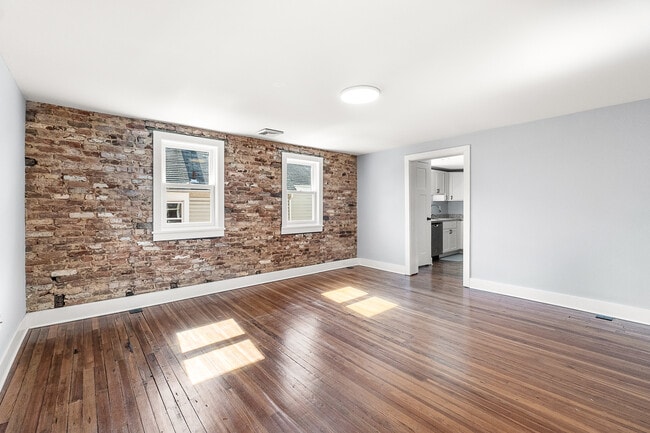 Building Photo - 200 W 5th St Unit C