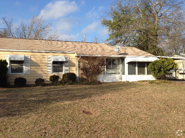 Building Photo - 704 Morton Ave NE Rental