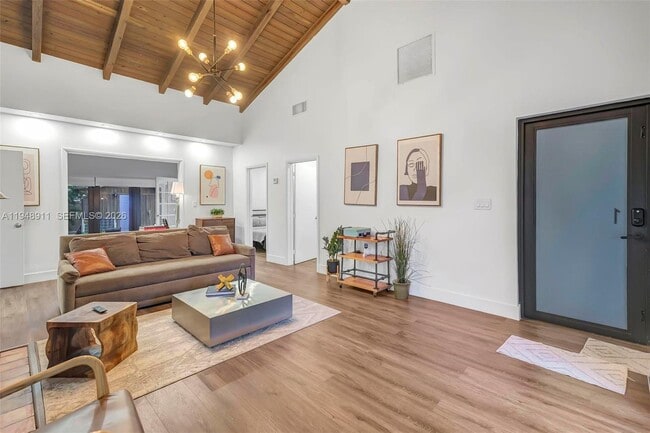 Photo - 870 NE 82nd St