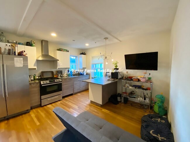 Building Photo - 128 Hillside St Unit 2