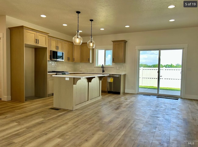 Photo - 1465 Mateo Ave