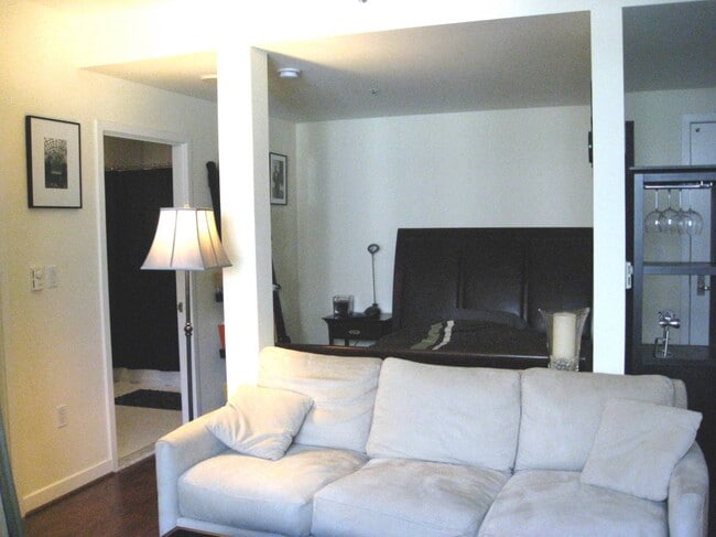 Photo - 260 King St Unit Junior Bedroom