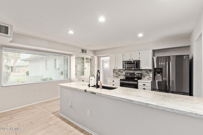 Photo - 627 W 16th St