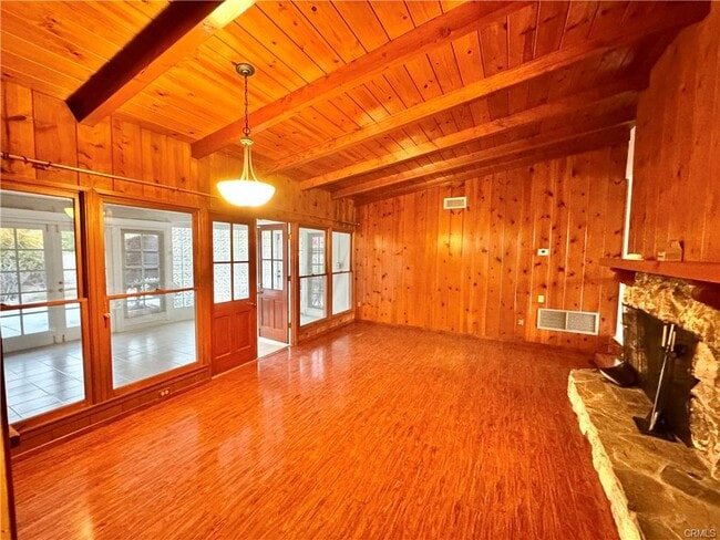 Photo - 15909 Vincennes St