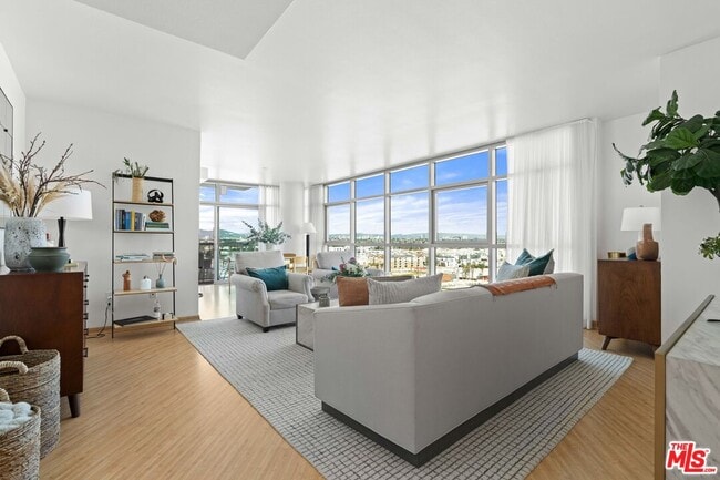 Building Photo - 13700 Marina Pointe Dr Unit 1423