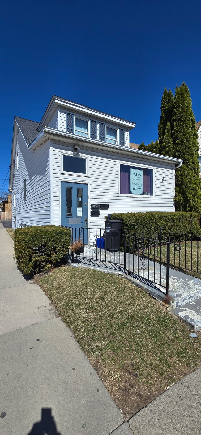 Building Photo - 2902 Pine Ave Unit 1B Rental