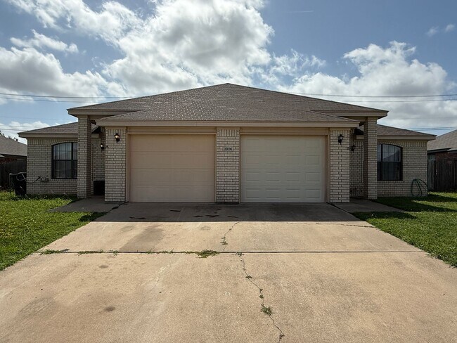 Building Photo - 3906 Hitchrock Dr Unit 3906 Hitchrock Drive - A