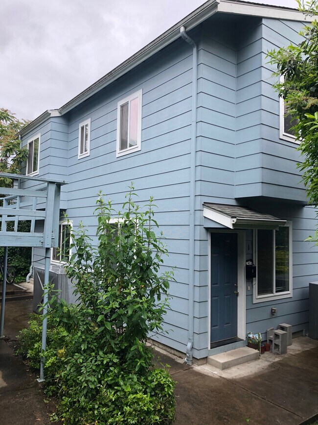 Photo - 1940 Emerald Alley