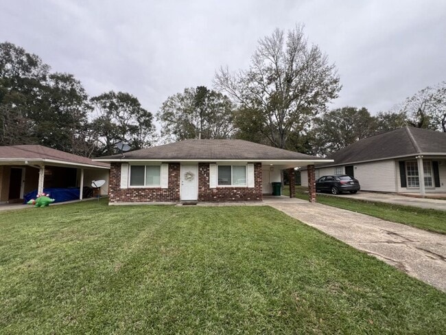 Building Photo - Charming Home in the Highly Desirable Zachary School District!