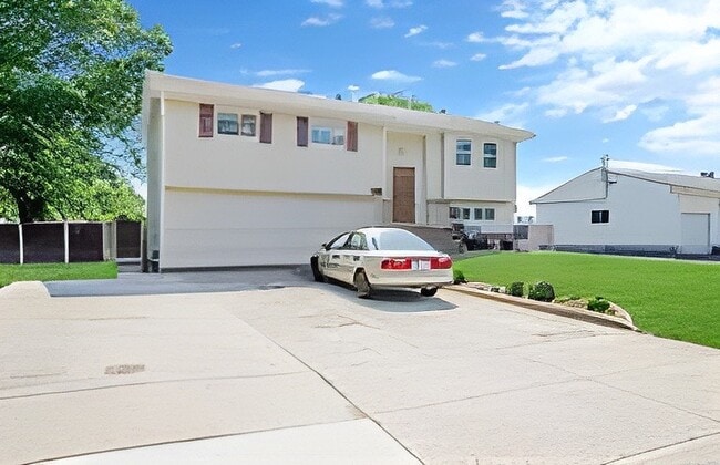 Building Photo - 1707 Manatuck Blvd