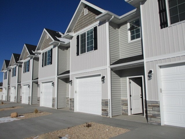 Building Photo - 3 Bed 2.5 Bath -Newer town home living in ...
