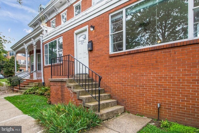 Building Photo - 1412 Delaware Ave Unit A1