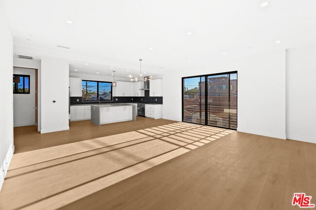 Photo - 8900 Sawyer St